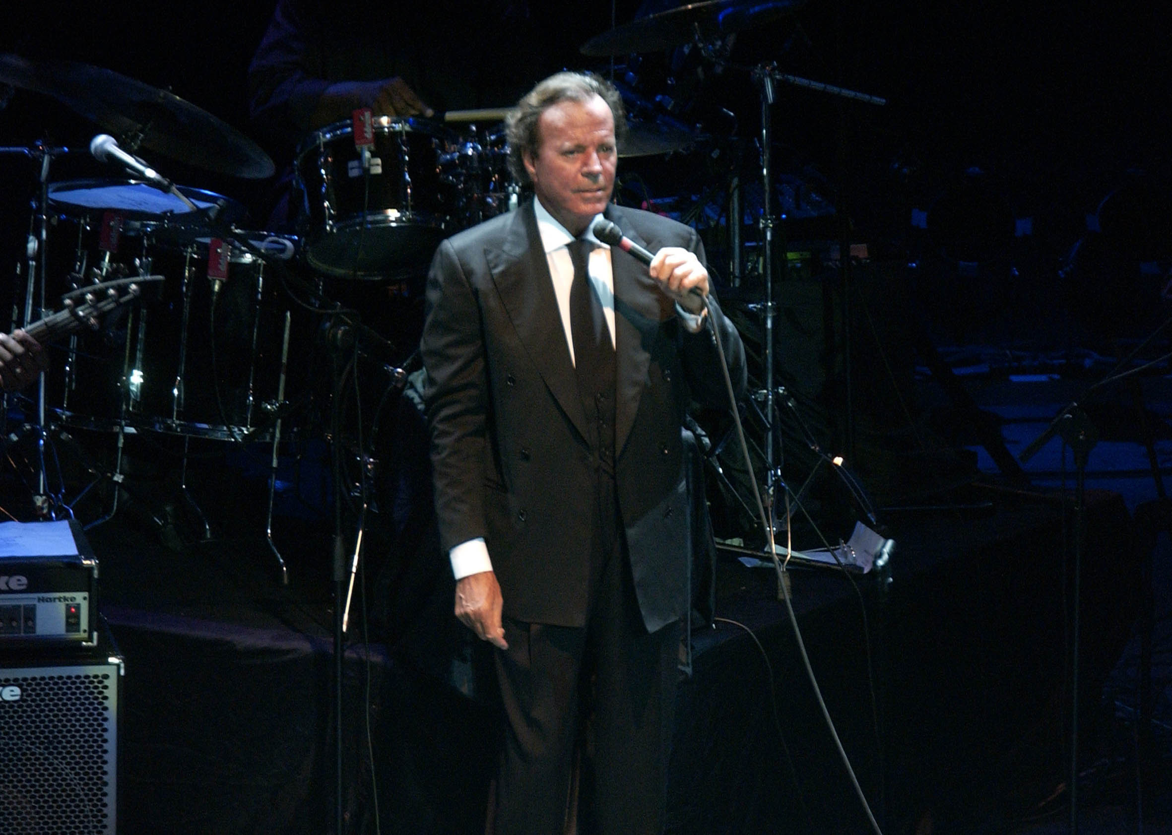 震驚樂壇！82歲情歌王子胡立歐捲性騷案 前女傭淚訴遭囚虐待