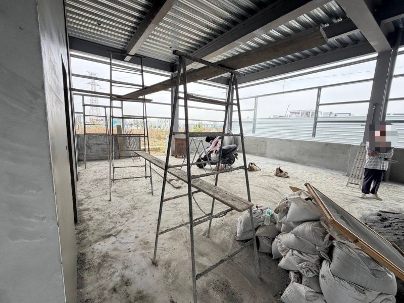 高雄仁武工人攀爬梯子墜地受傷送醫 市...