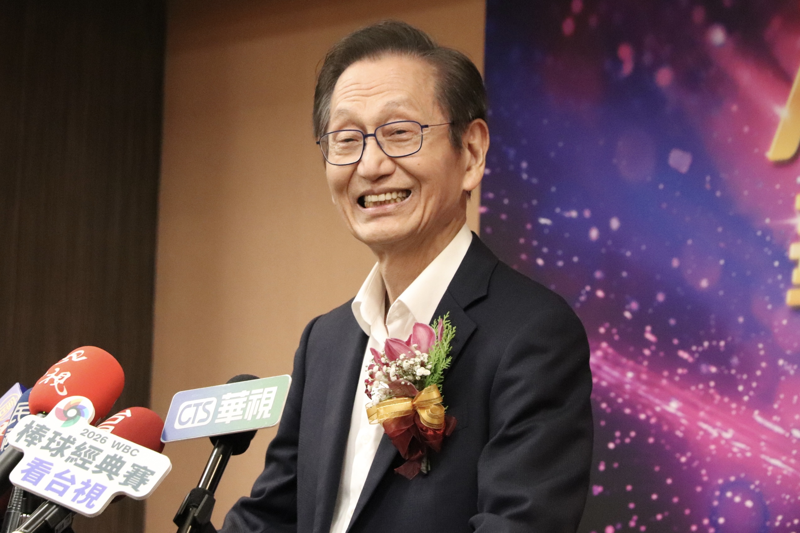 華碩淡出手機市場？施崇棠認「不增加新...