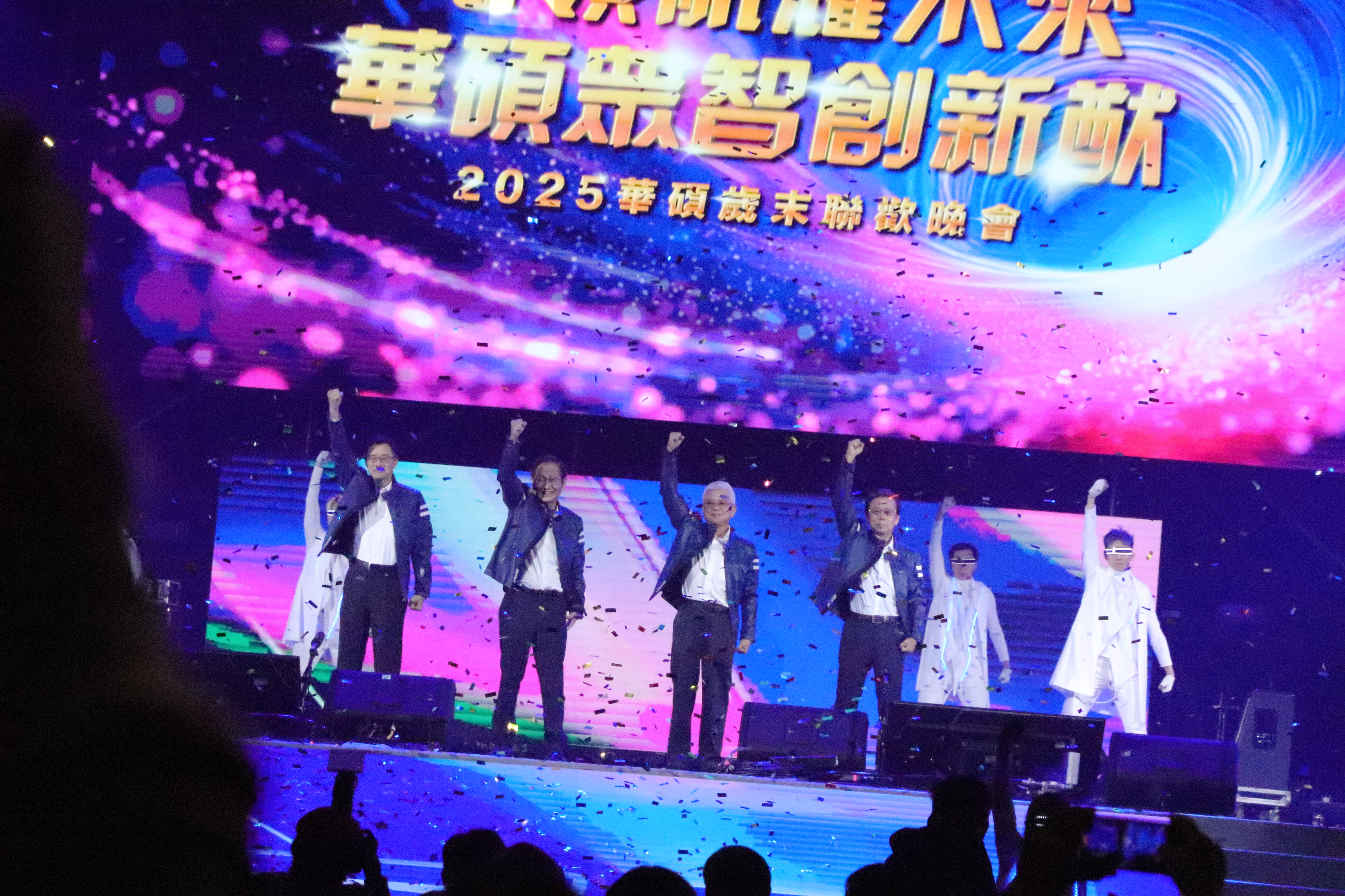 華碩尾牙席開800桌、頭獎送「Volkswagen Tiguan」汽車！集團四巨頭霸氣登場