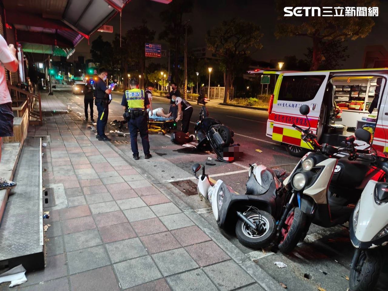 機車自撞「騰空轉2圈」倒立！酒駕男噴飛…摔成變「獨眼龍」躺擔架送醫