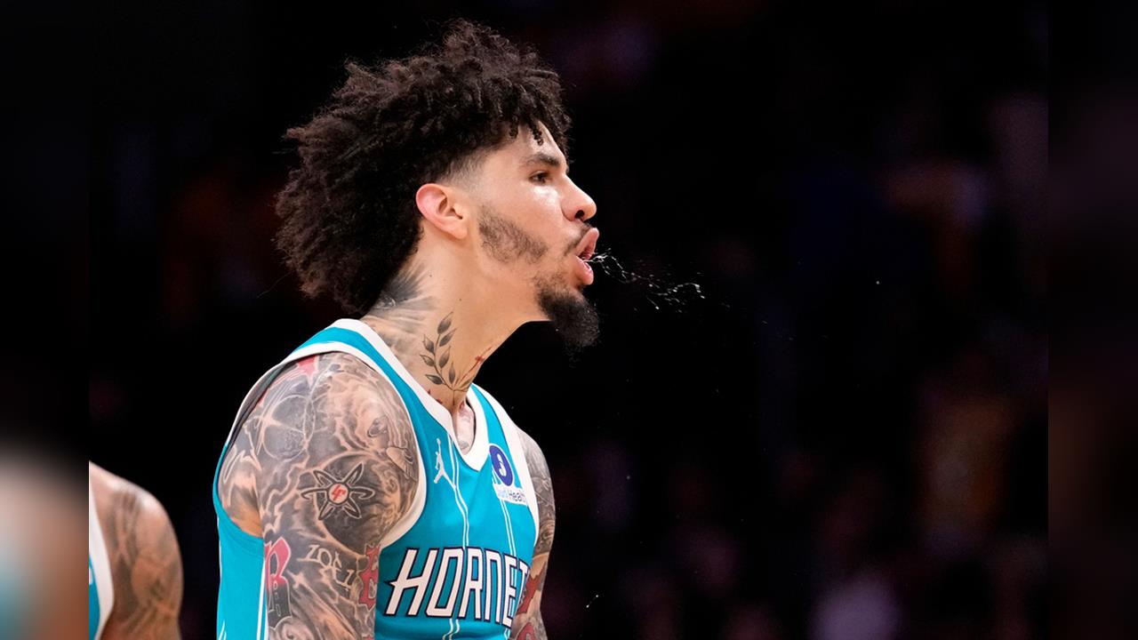 「球小弟」為「球大哥」出一口氣！狂砍...