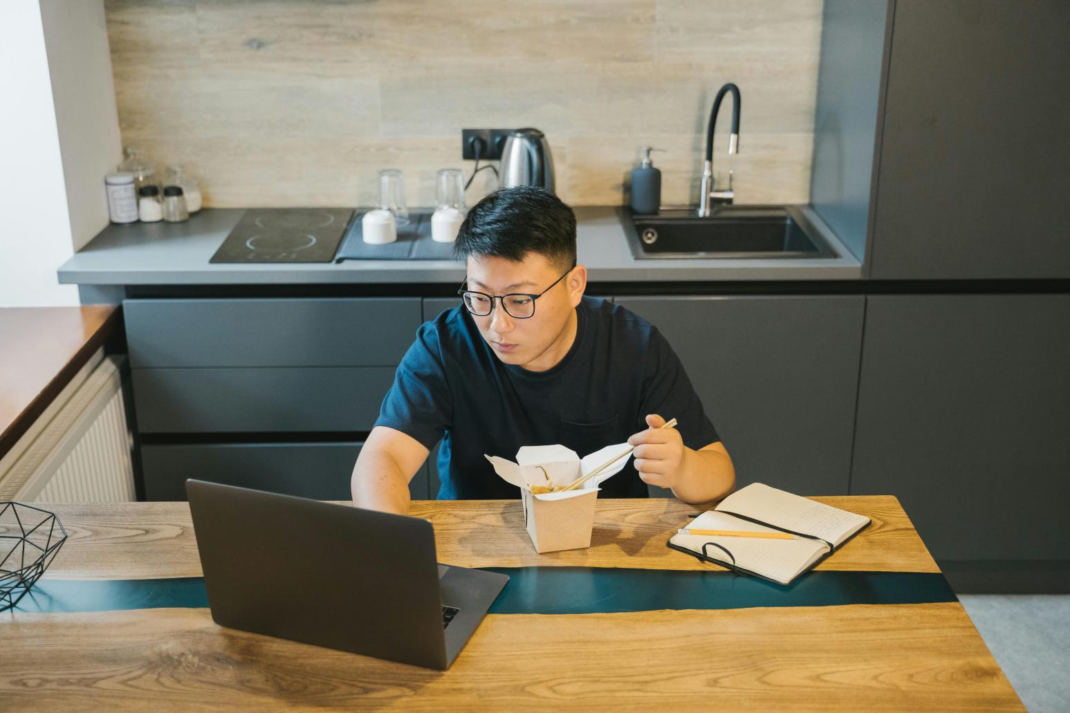 早餐9點後吃恐傷心臟！醫：上班族食療關鍵在時間不在補