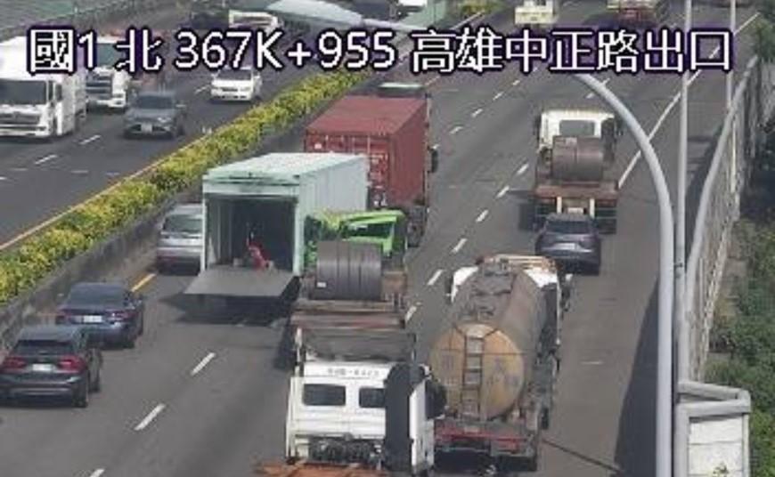 國1北367.8K嚴重車禍！3大車疑連環追撞　拖板車駕駛受困