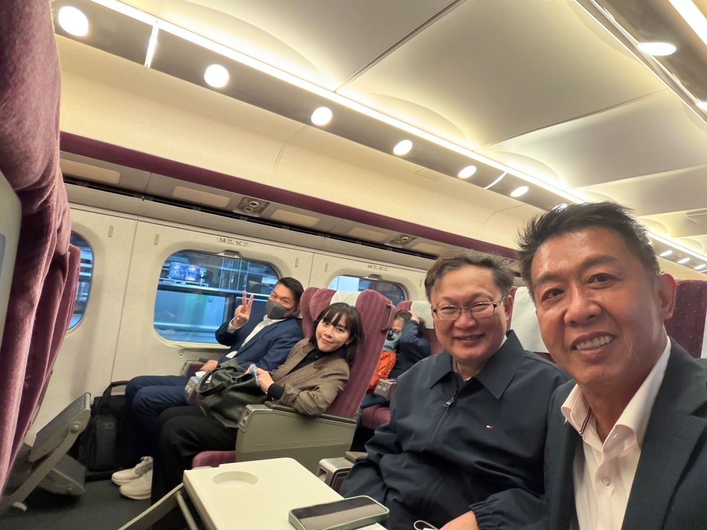 網酸綠委商務艙、黃國昌站自由座　陳柏惟經驗談：可能忘記買票