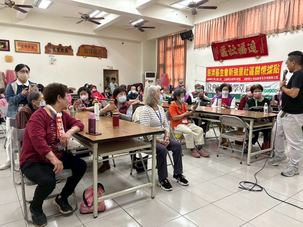 鳳信有線辦影像創作營 樂齡學員學手機...