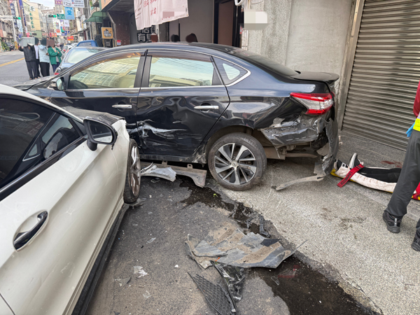 中壢龍岡路自小客突撞停車取物婦人與路...