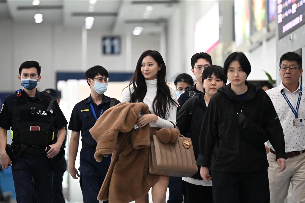 直擊》周子瑜到了！從東京獨飛高雄　白色貼身高領上衣仙氣十足