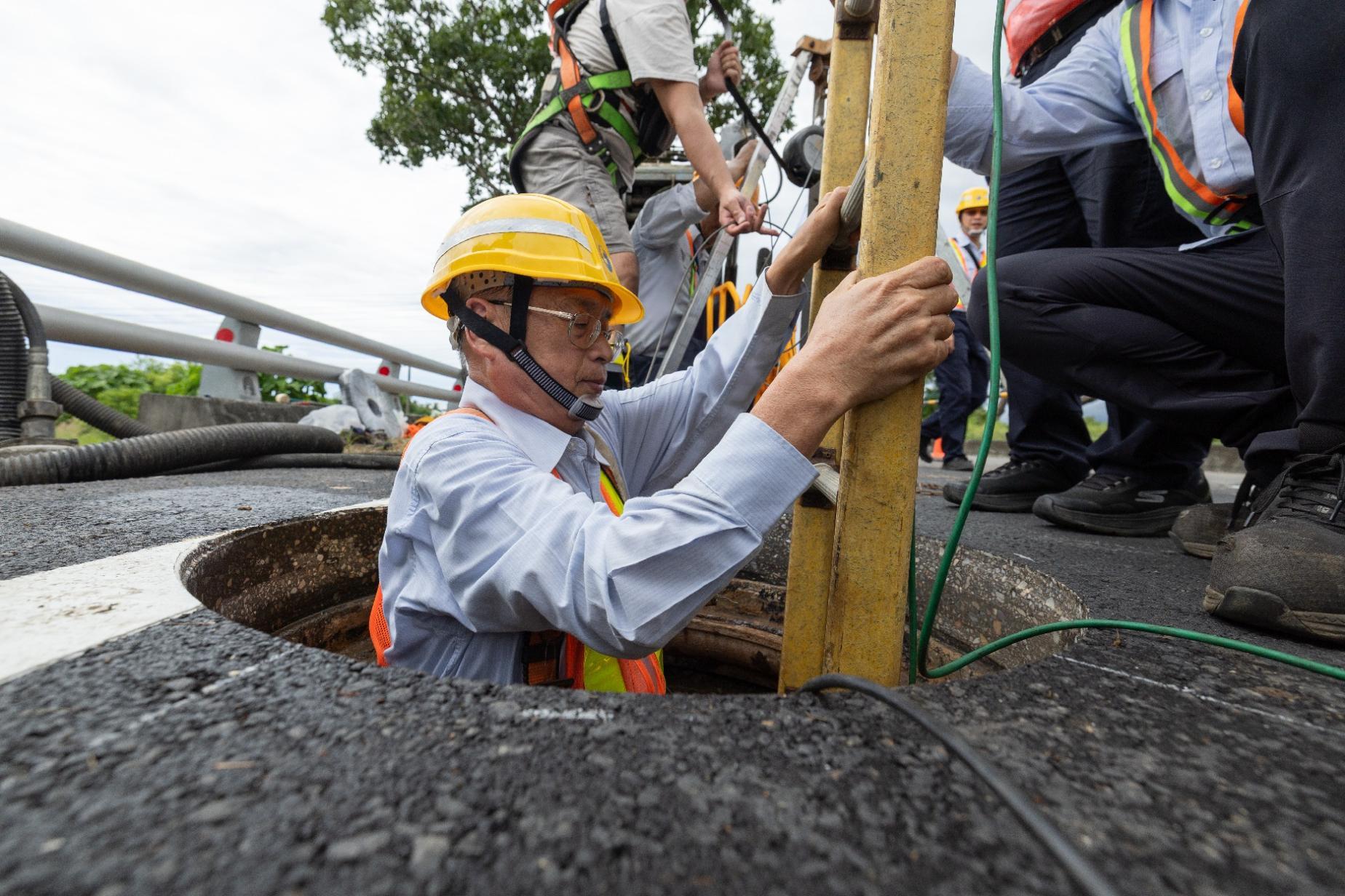 文總《匠人魂》揭露飛天遁地電信匠人　...