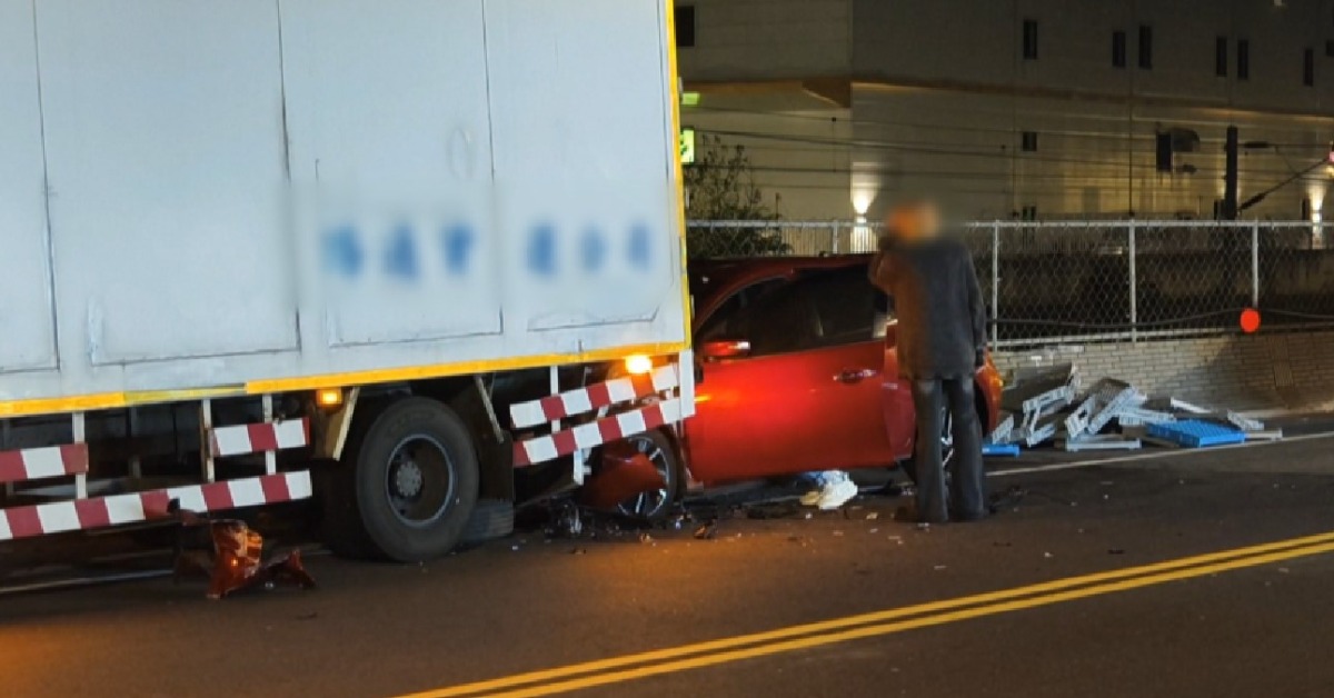 轎車恍神追撞超商物流車 司機卸貨遭夾...