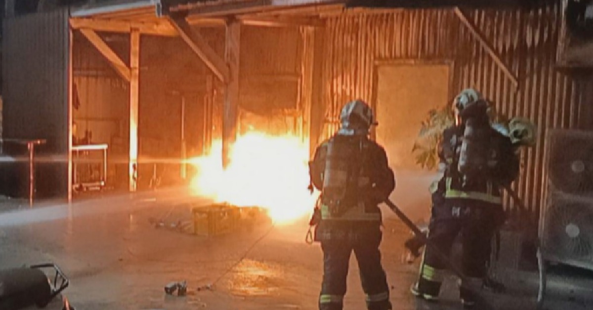 更換瓦斯桶不慎！日本料理餐廳火警 1...