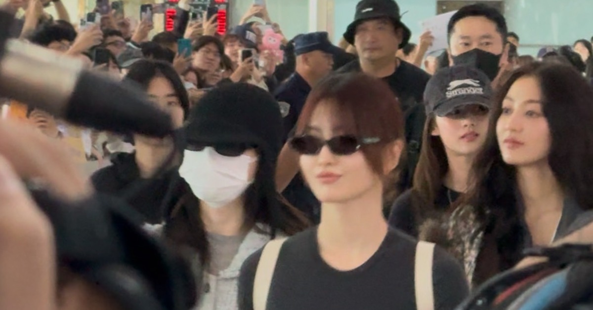 直擊／TWICE抵台了！「現身30秒」千名粉絲轟動小港機場