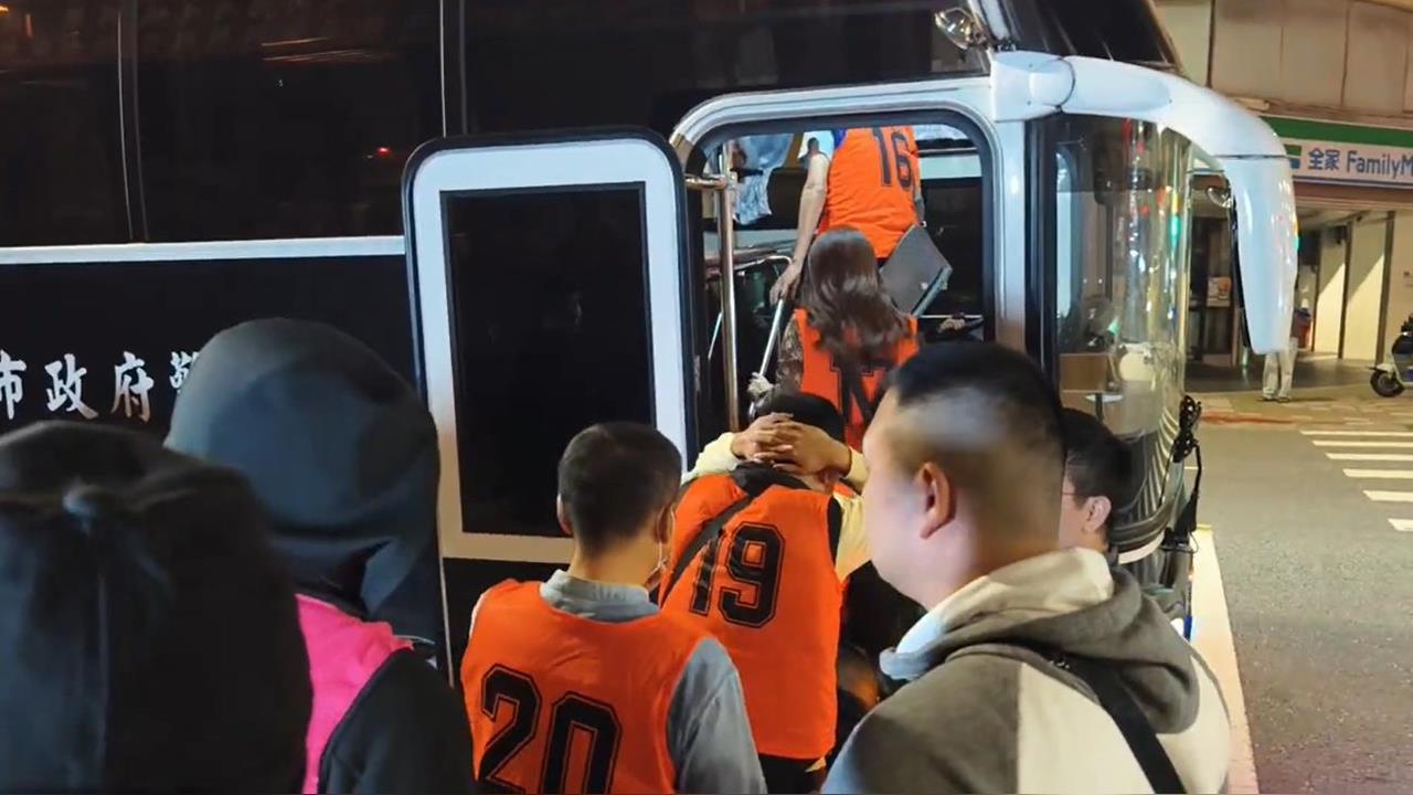 北市警深夜掃蕩地下百家樂賭場！帶回6...