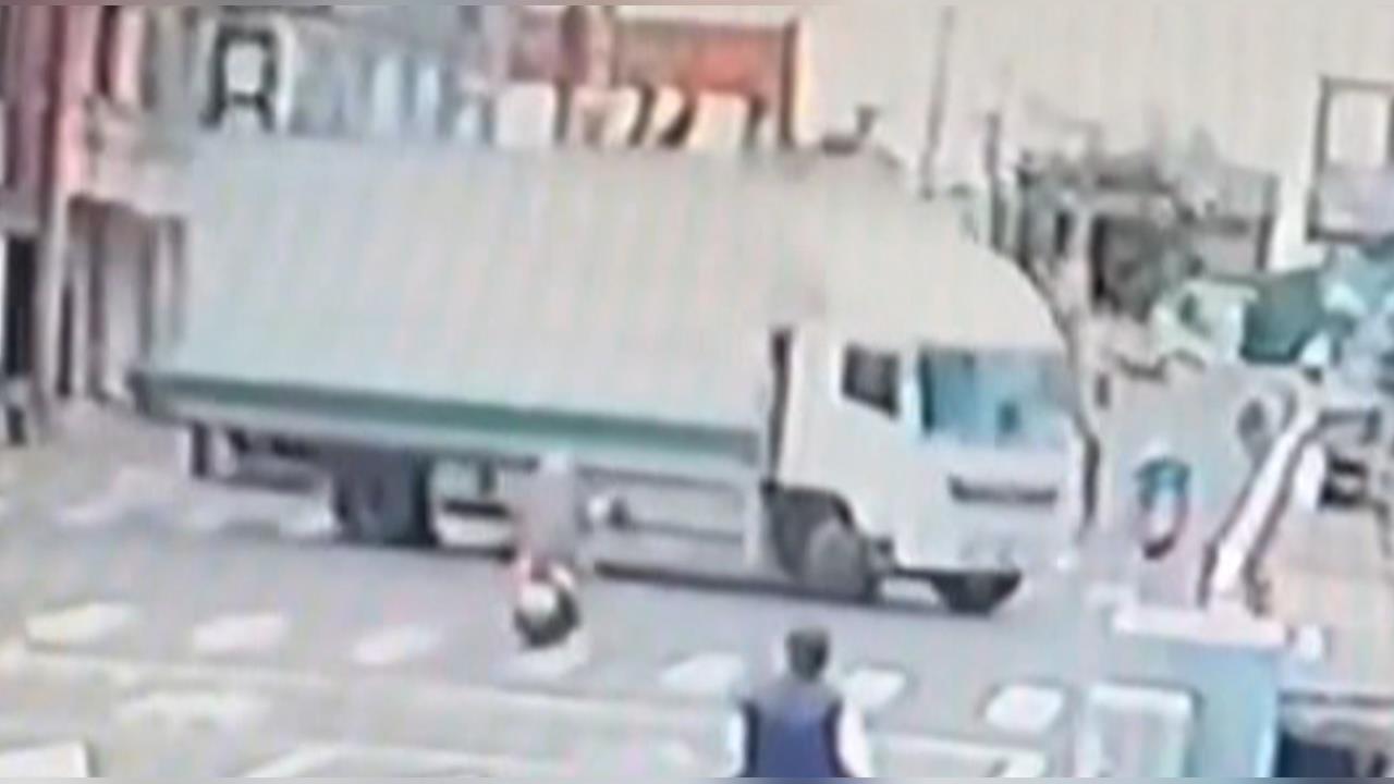 彰化騎士撞上大貨車不治 苗栗17歲騎...