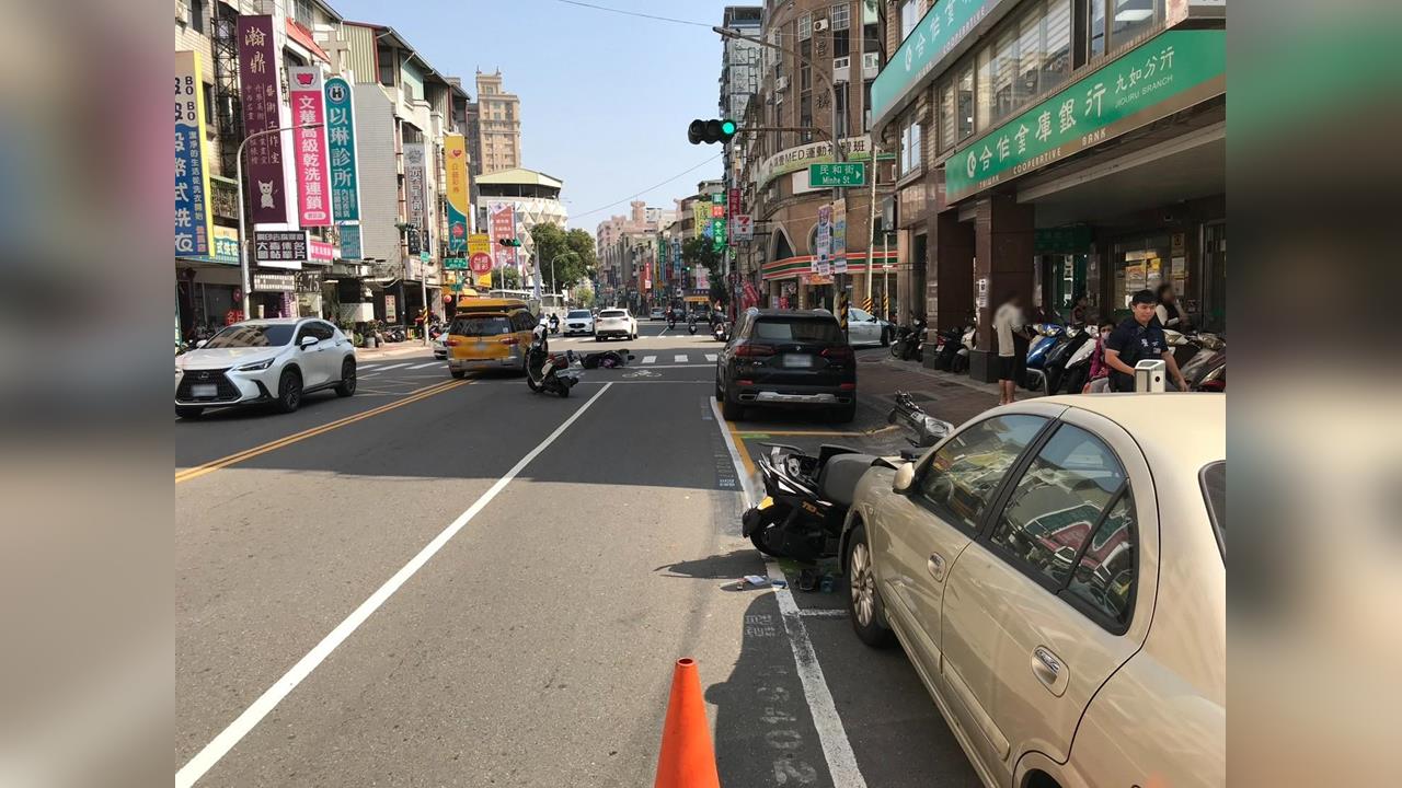 高雄三車禍! 女過馬路遭撞飛.汽機車...