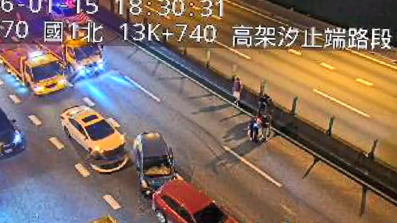 最新／國1高架5車撞成一團　自小客翻車女駕駛受傷