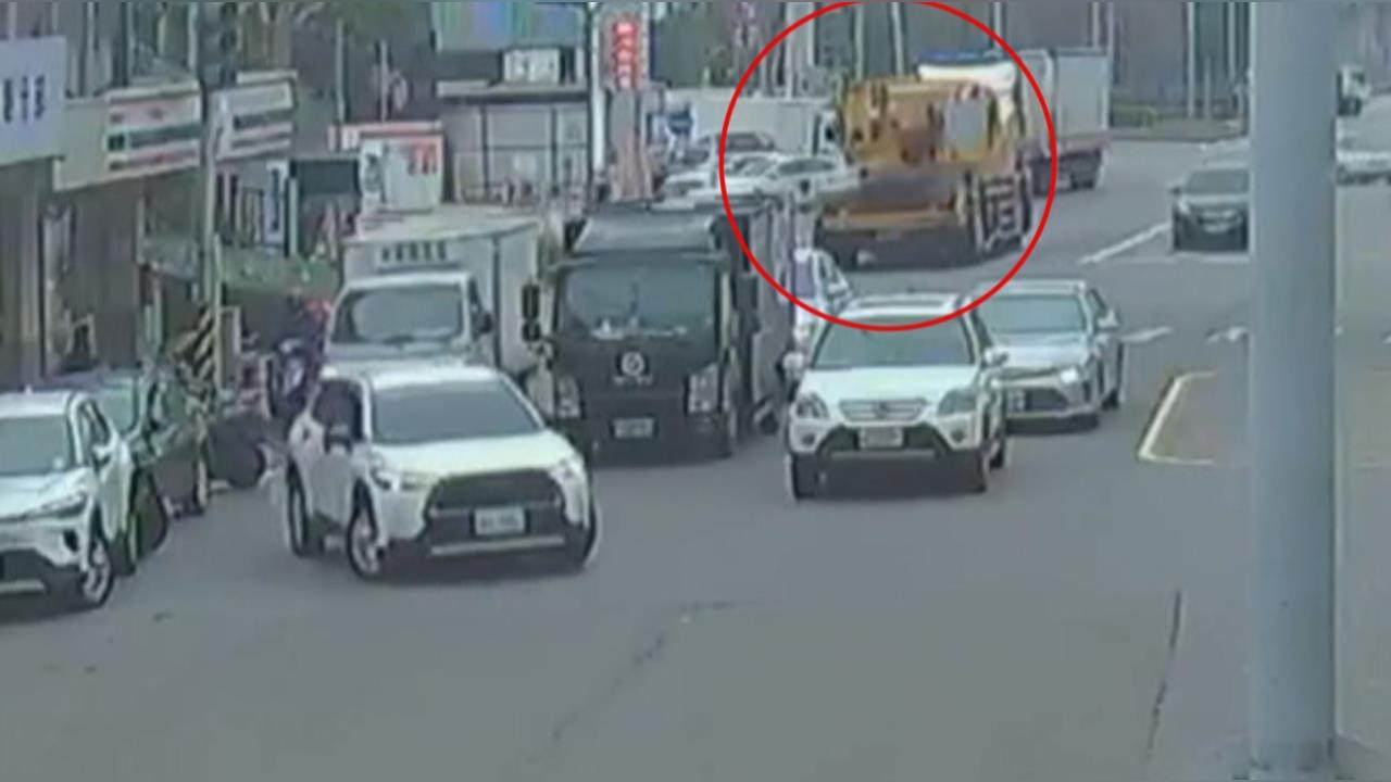 疑煞車失靈連環撞! 70噸吊臂車直衝...