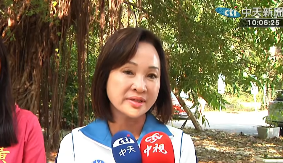 高雄垃圾山主嫌同框綠民代！柯志恩猛酸：也是自盜自演？