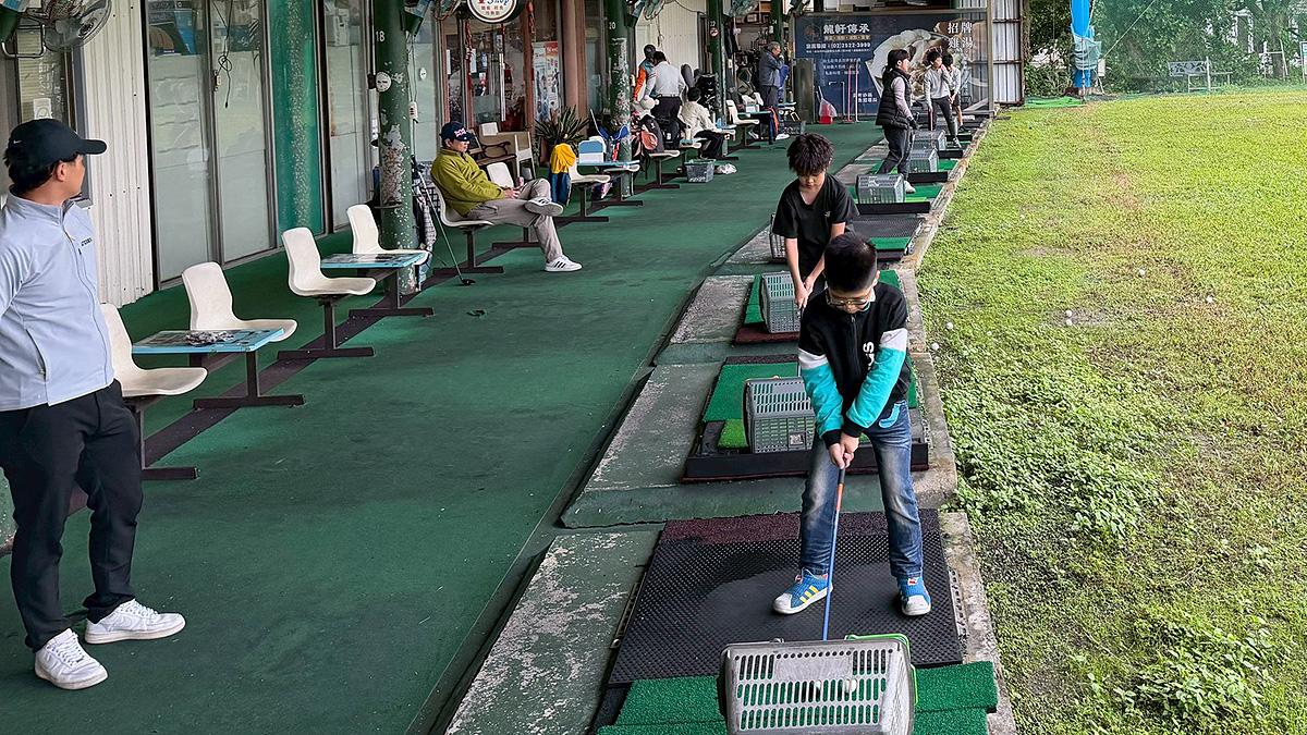 高爾夫》樟樹國小高球社，開心揮出每一...