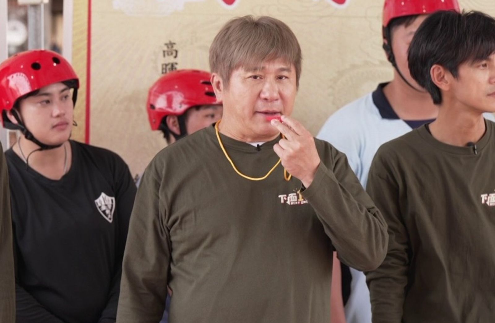 胡瓜被80歲大哥碾壓！挑戰吊橋「腳離地即落敗」　體重太沉竟出動堆高機救場