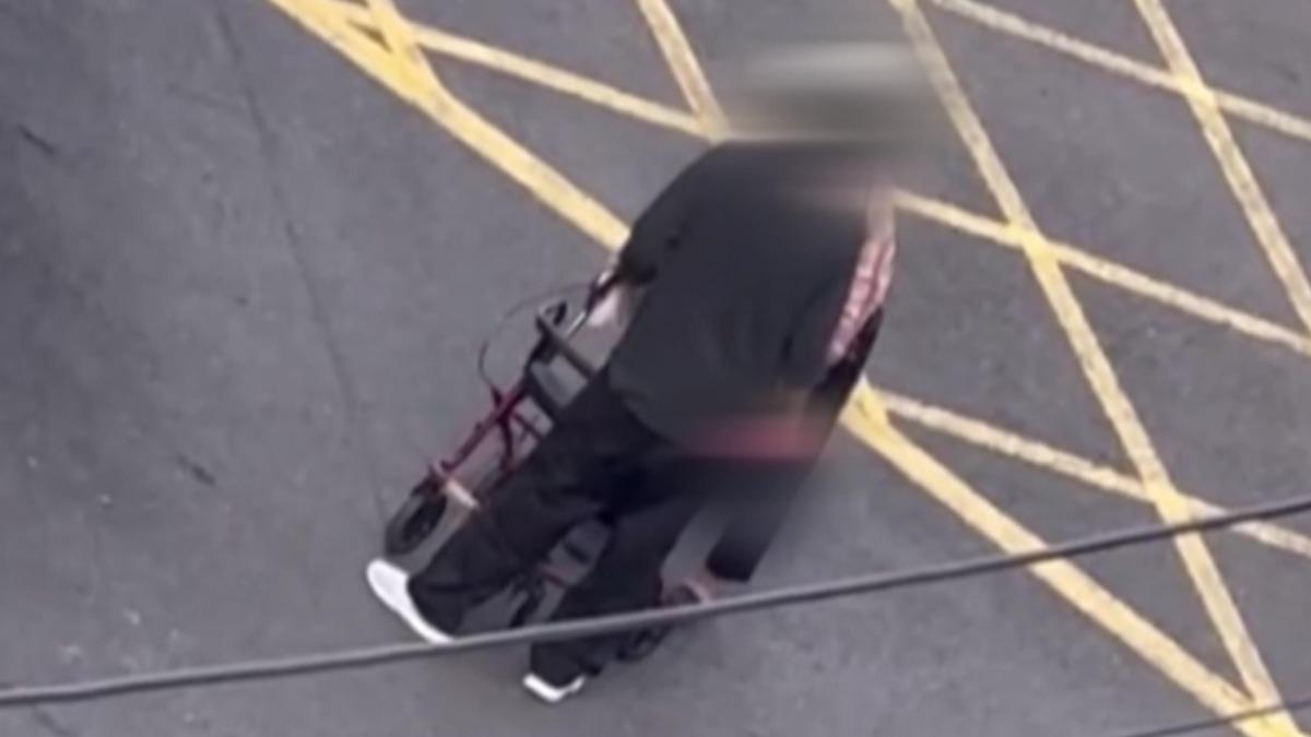 男「手綁菜刀」揮舞嗆鄰！　阿嬤推助行器難逃　嚇到發抖