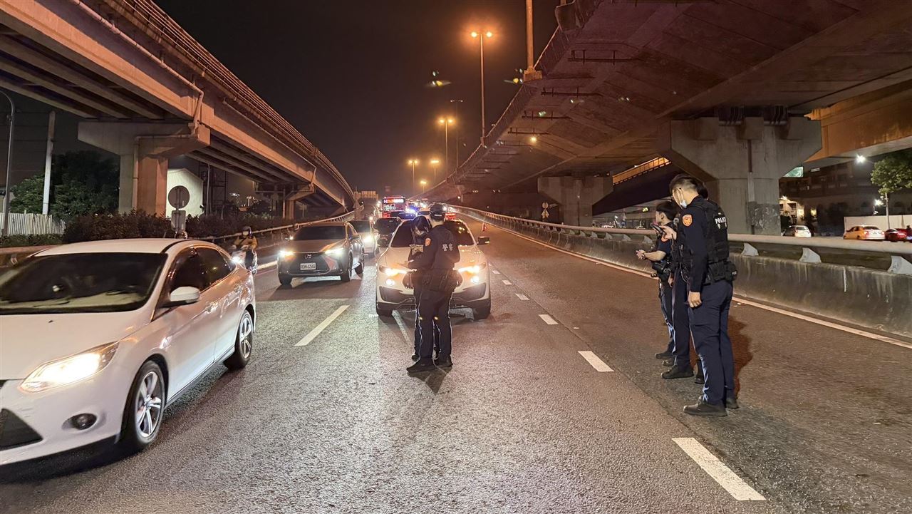 高雄可疑車遭攔查不停還撞警車！警轟15槍仍逃逸　男5hrs落網：被攔怕了