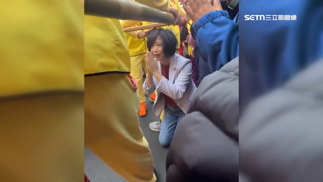 山邊媽起駕突轉向靠近　何欣純感動跪拜