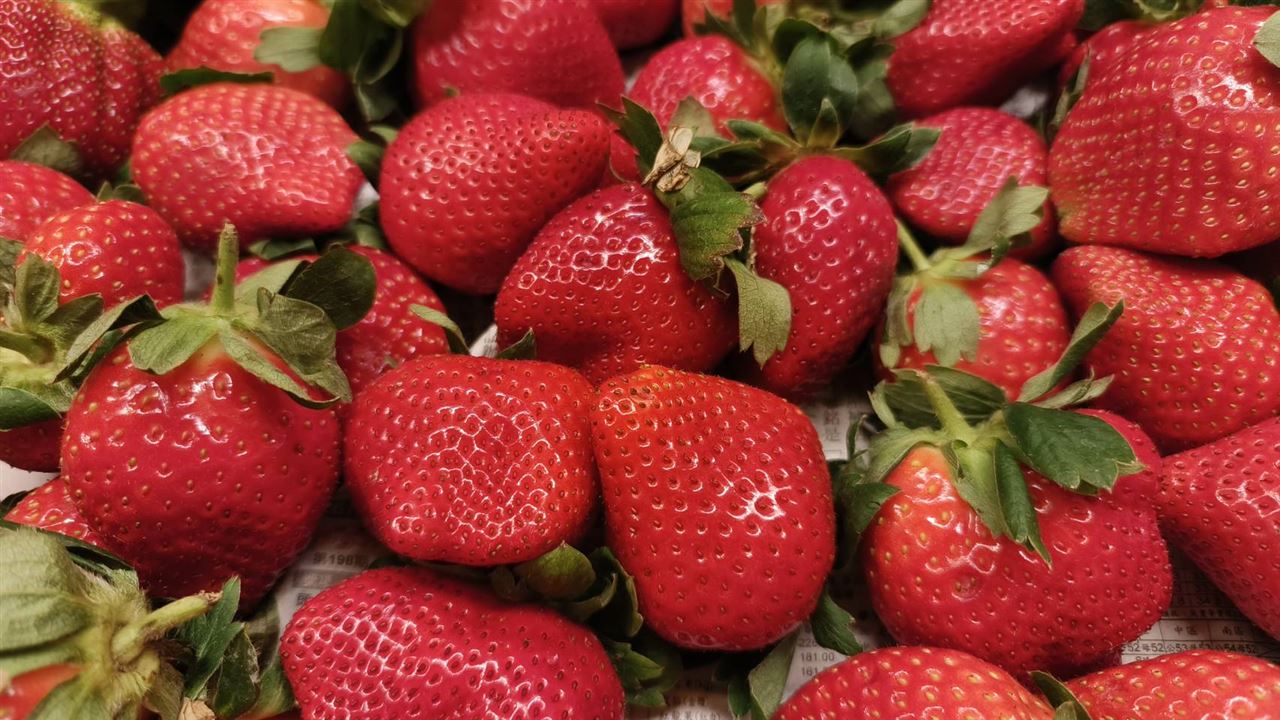 一堆人不知！草莓、花椰菜要泡鹽水？醫：「這樣洗」最營養又安全