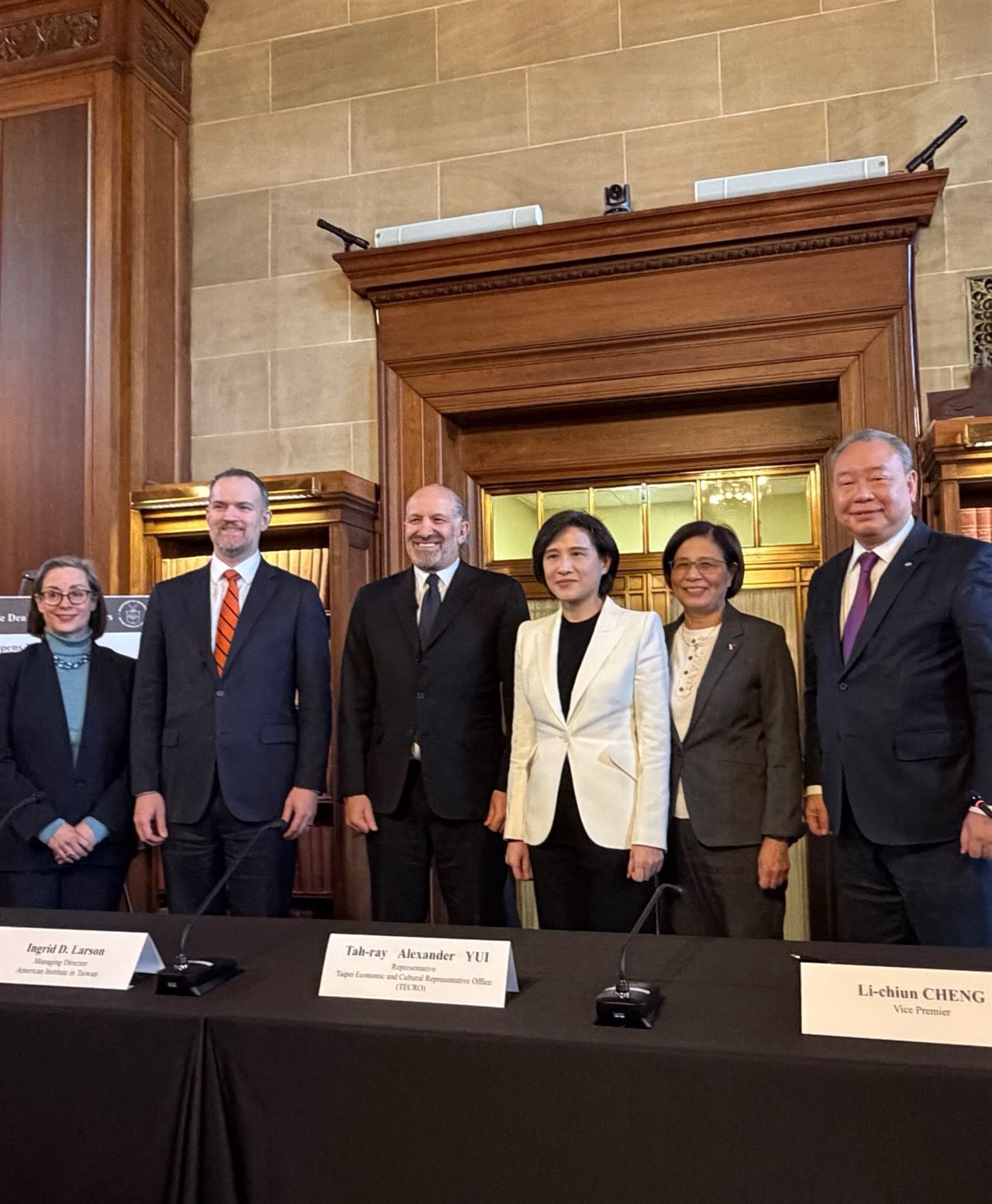 黃國昌訪美手插口袋惹議！網友翻鄭麗君合照對比　驚呼：外交規格差很大