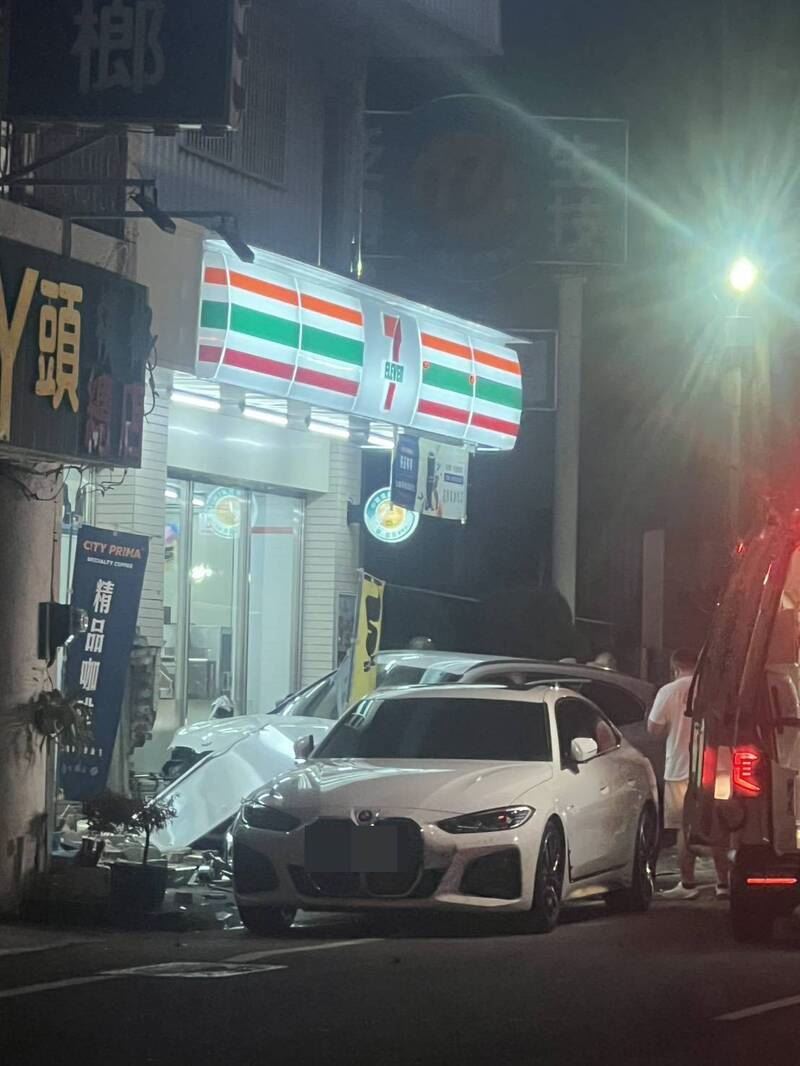 彰化員林重大車禍！雙B名車競速失控撞進超商…路人遭波及重傷送醫