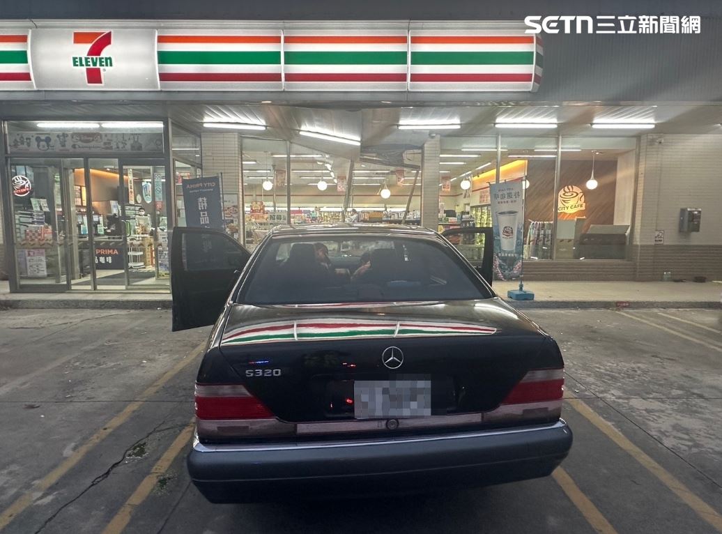 嘉義76歲阿公開賓士撞超商！「誤踩油...