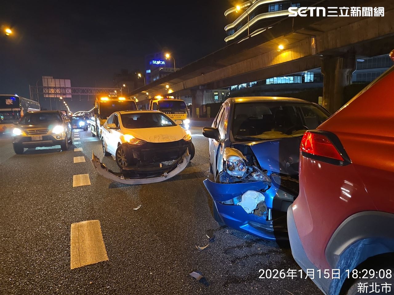國一汐止段5車連環撞！23歲男「鬼切」害77歲嬤翻車