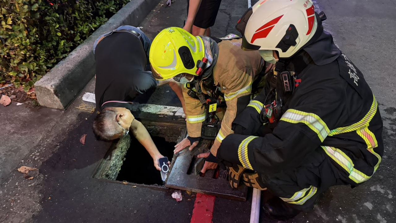 「水溝蓋冒煙」高雄人怕爆！警消衝現場揪元凶…檢測後讓人鬆口氣