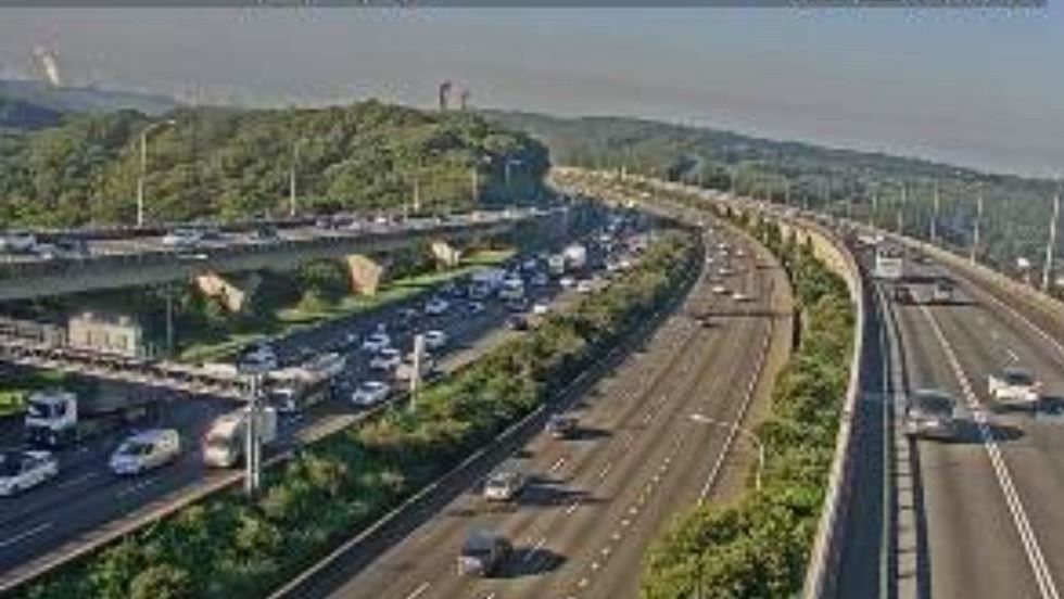 快訊／國1高架桃園段清晨連續2起車禍...