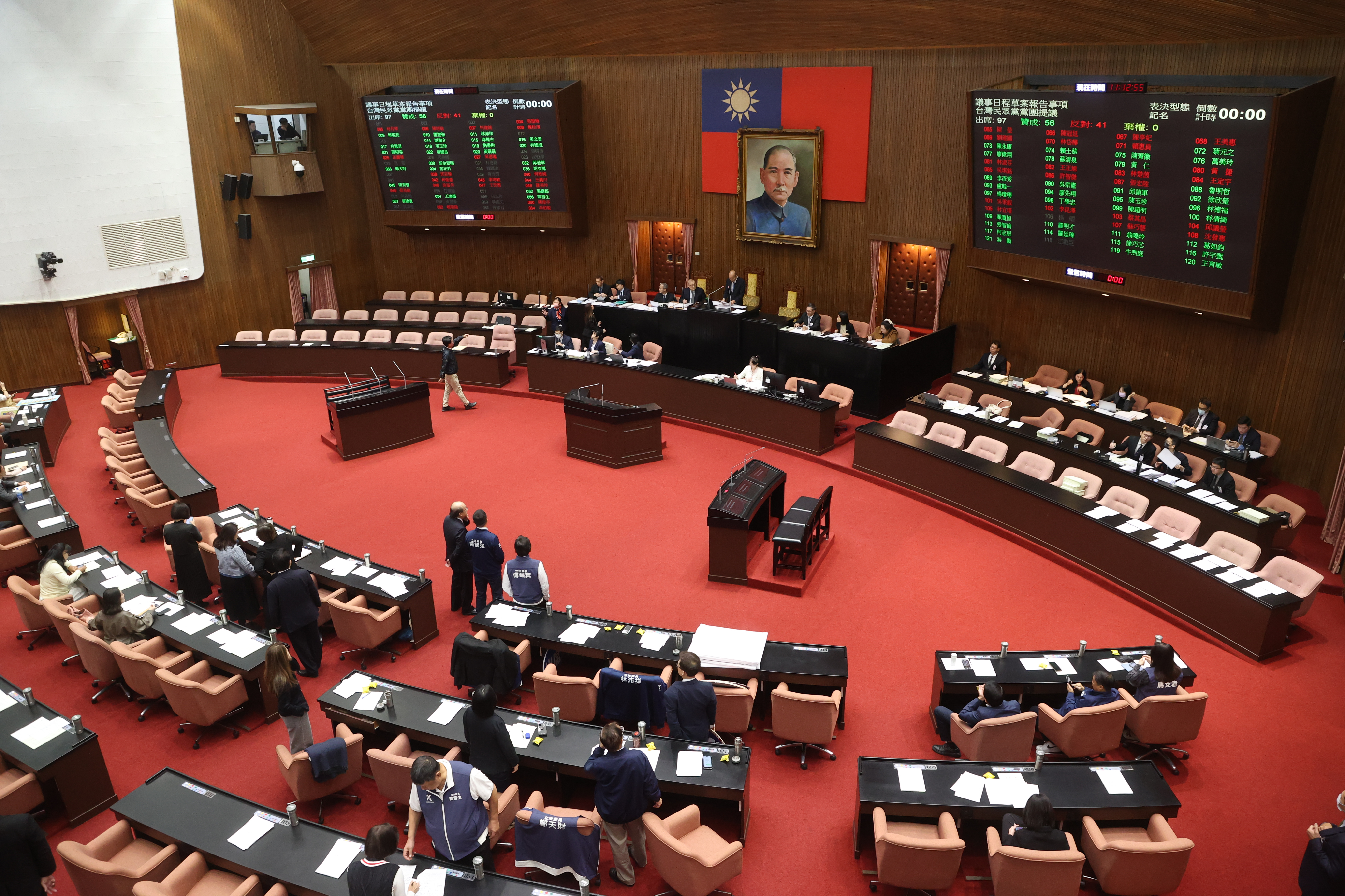 公投綁大選三讀過關 政院官員憂「邊投...