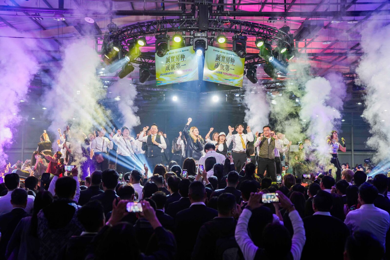 永慶加盟四品牌中區尾牙　連3年席開逾700桌犒賞人員