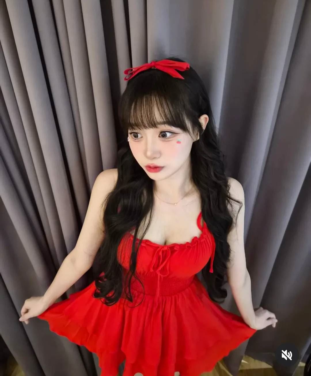 邊荷律辣翻了！「上帝視角」洩深溝...纖細腰身藏不住　再曝1喜訊