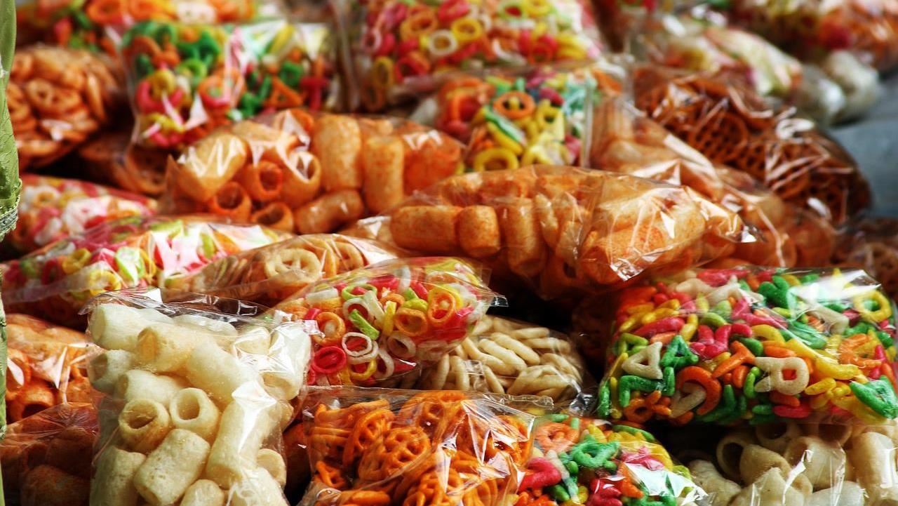 男人愛吃香腸害不孕？研究：常碰「1類食物」　精子沒活力、變超胖