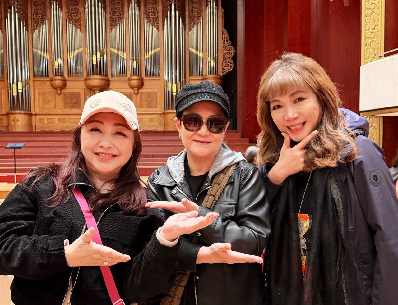 民歌天后竟是台大學霸！「48年前嫩照」流出　純白禮服美成這樣