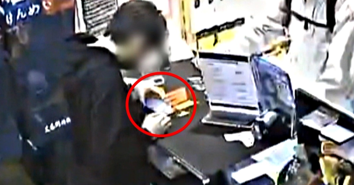 獨家／男控「蘋果i17」換保護膜後故障！ 螢幕狂閃「死當」