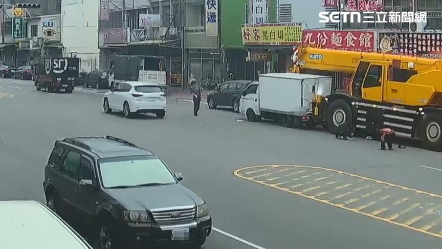 苗栗吊臂車失控連撞11車！24歲外送...