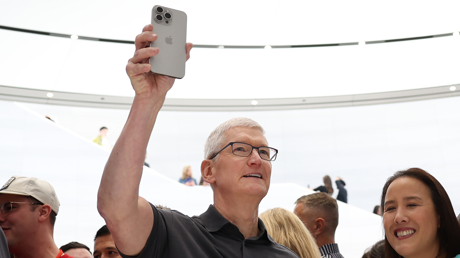 Tim Cook 被傳 2026 年初卸任蘋果 CEO？Bloomberg 重磅反駁：內部無跡象顯示準備交棒