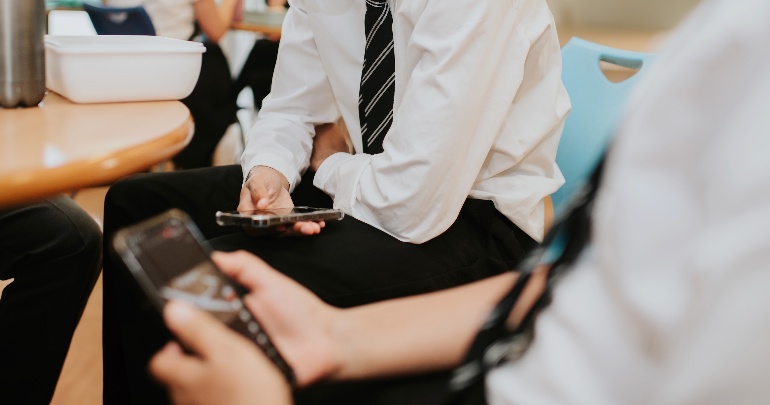 新加坡加強中學校園手機禁令力度：非授...