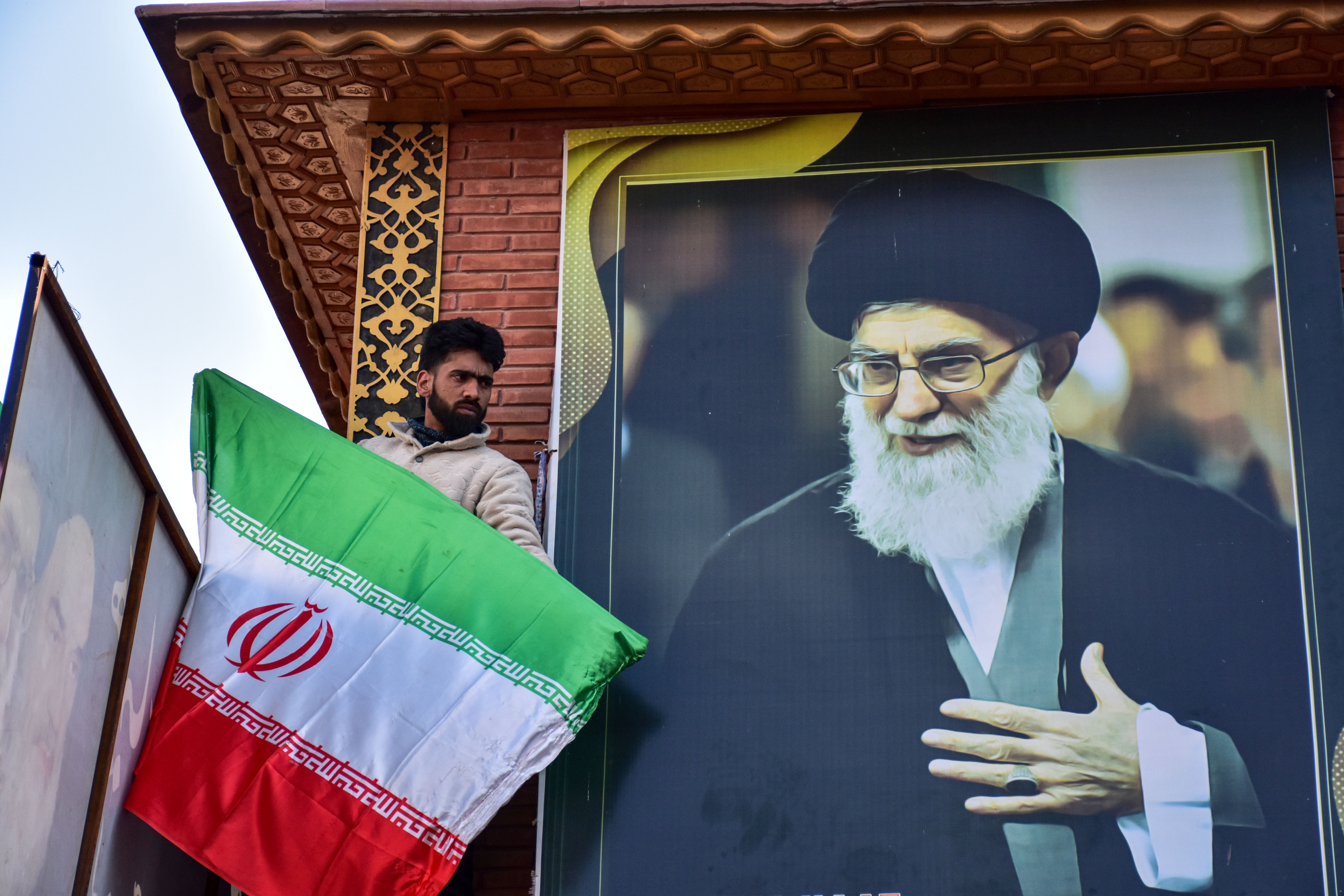 哈米尼身亡伊朗誰來接管？敏迪拆解政權...