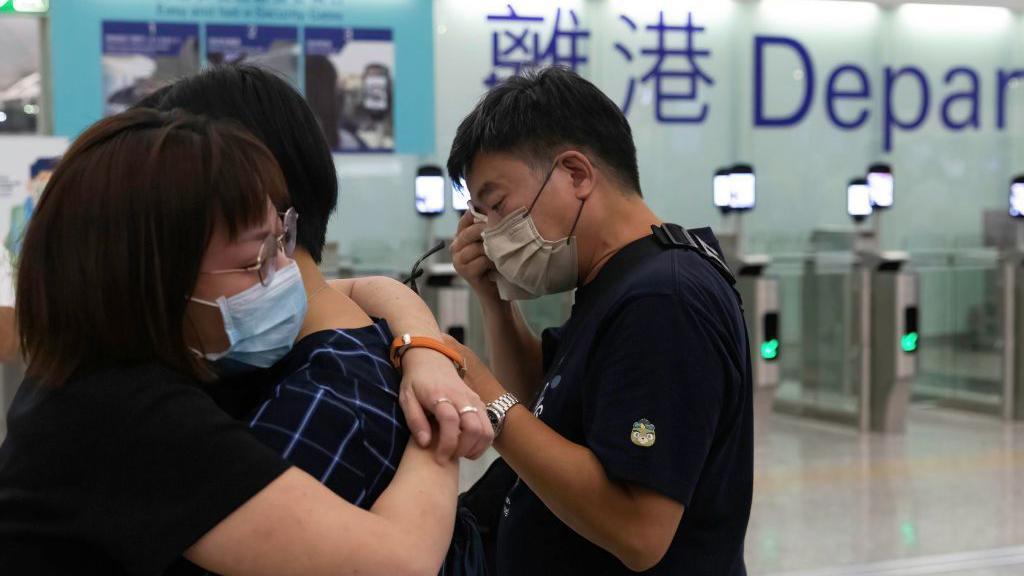 香港BNO移民潮：英國政府收緊政策，有港人質疑當局背棄承諾