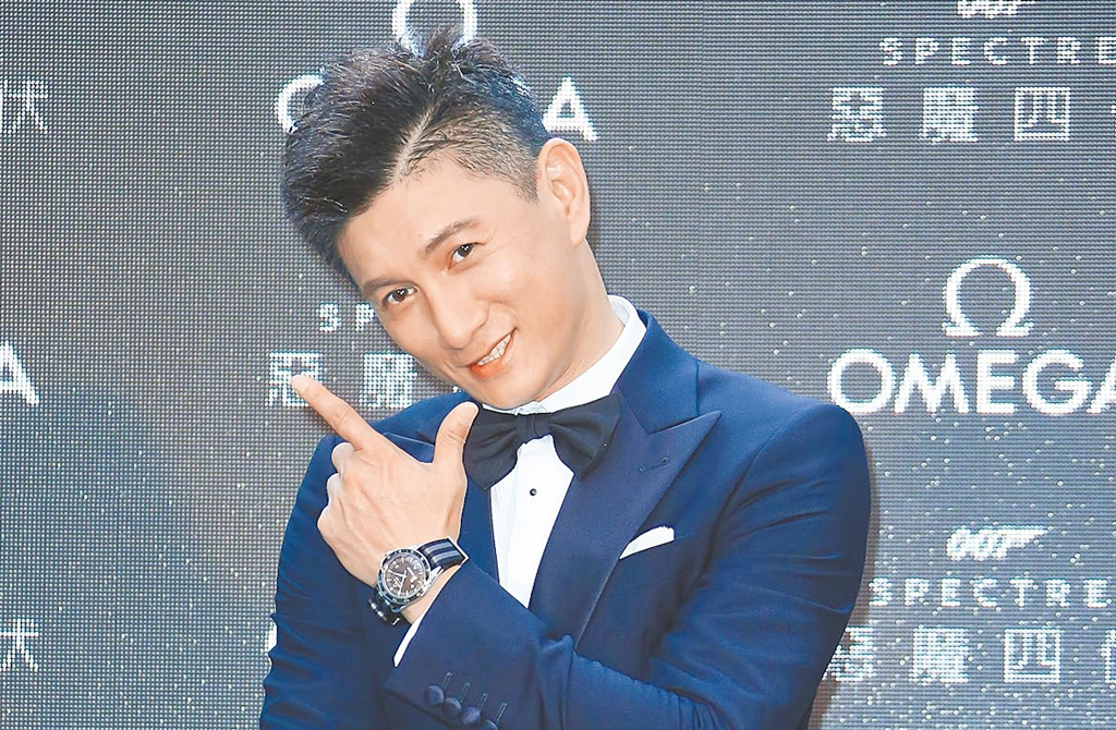 吳奇隆返輔大領傑出校友 校長曬合照曝...