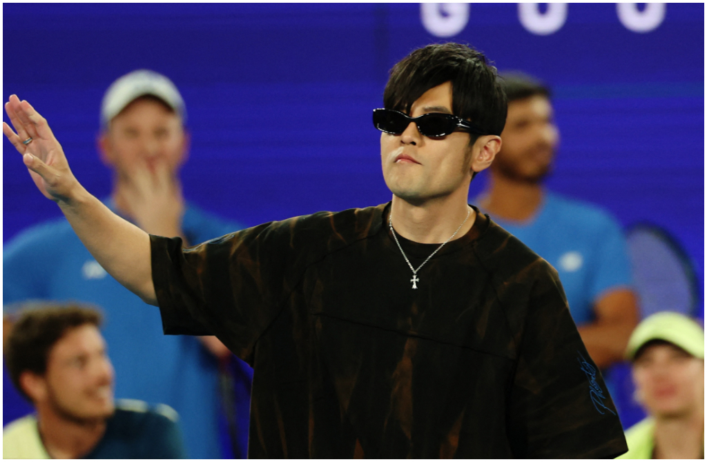 「周董球場甩飛墨鏡」品牌曝光 賽後大方送場邊小孩全網羨慕