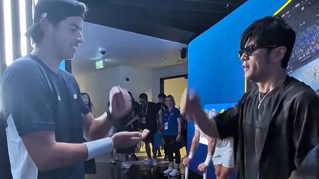 周杰倫登澳網1分大滿貫！帥丟墨鏡但沒碰到球　遭對手「秒殺」首輪淘汰