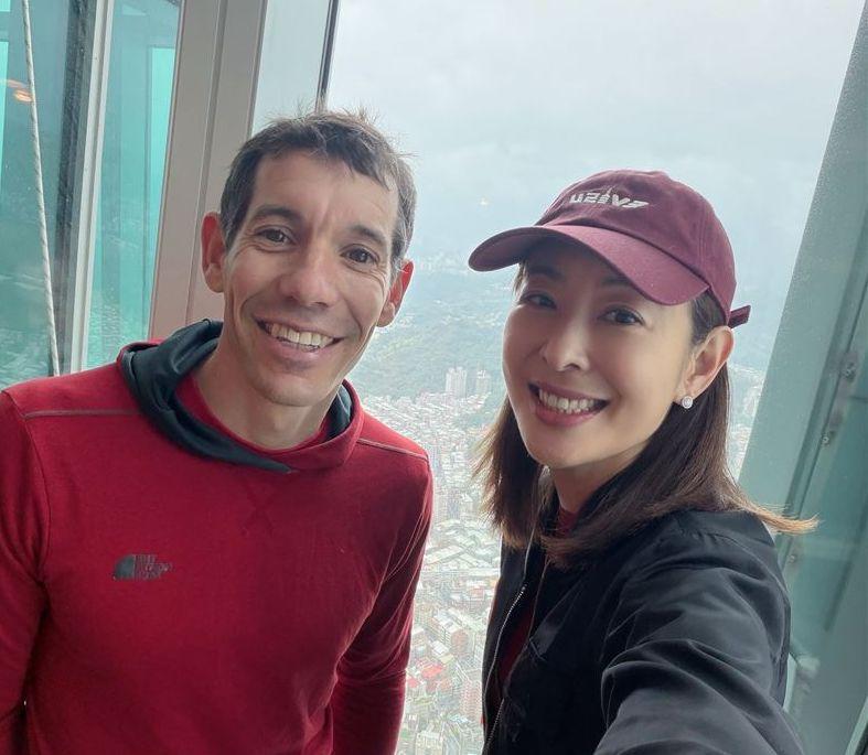 曝霍諾德攀101延期內幕　賈永婕謝蔣萬安、陳世凱與「神奇鳳梨」