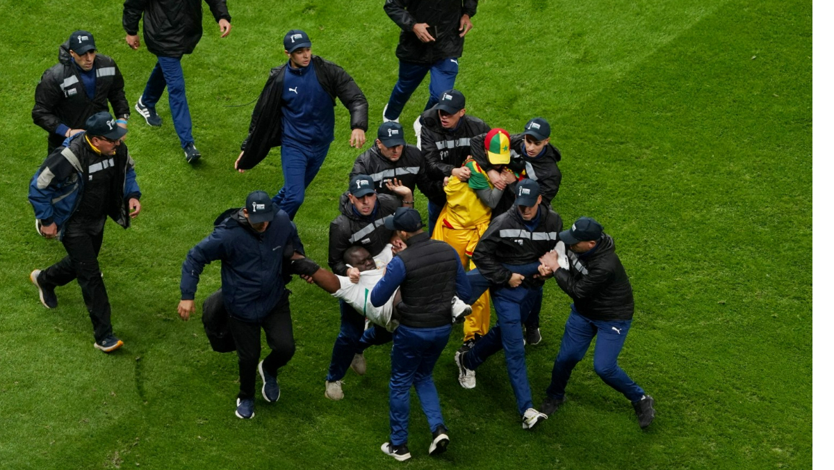 退場抗議罷賽引發球場暴動　塞內加爾恐遭世界盃禁賽